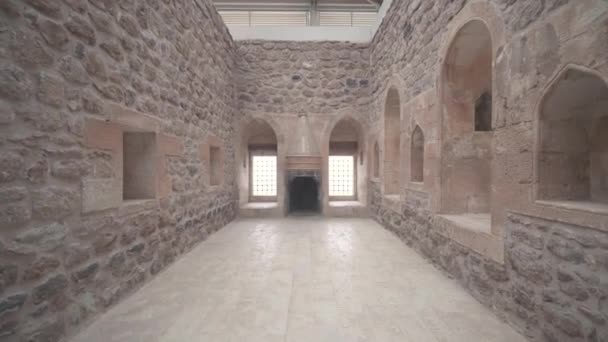 Agri, Turquía - 01.06.2020: Ishak Pasha Palace y chimenea — Vídeos de Stock
