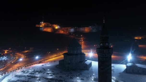 Flygfoto natt utsikt över Kars Cathedral i Turkiet — Stockvideo