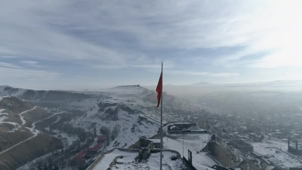 Luftaufnahme der türkischen Flagge und der Stadt Kars in der Türkei — Stockvideo