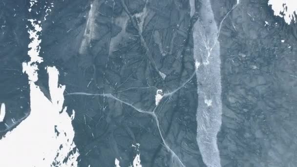 Luftaufnahme des zugefrorenen Sees