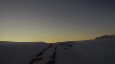 Karla kaplı yola bak..