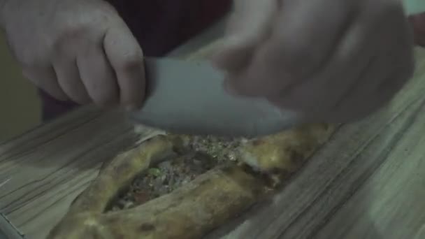 En kock skär turkiska traditionella malet kött Pita. — Stockvideo