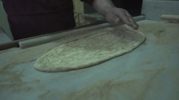 Een chef-kok maakt Turks Traditioneel Gehakt Pita. — Stockvideo