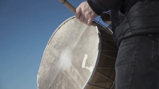 Un hombre tocando la batería del Ramadán — Vídeos de Stock