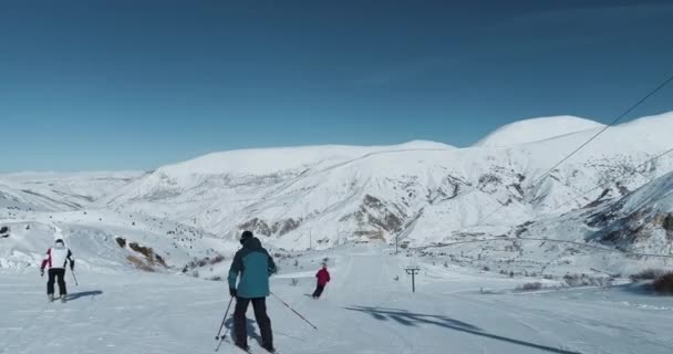 Uitzicht vanuit de lucht Twee professionele skiërs op een skipiste — Stockvideo