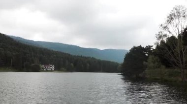 Türkiye 'nin Bolu ilçesindeki Golcuk Doğa Parkı manzarası. Golcuk Gölü.