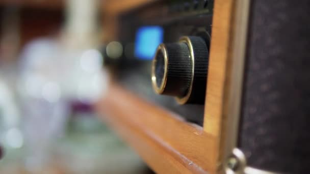 Receptor vintage. Ajuste de la frecuencia de radio analógica en escala. — Vídeos de Stock