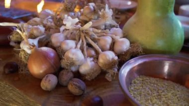 Mutfak tezgahında yakın çekim sarımsak, sosis, soğan ve bulgur manzarası.