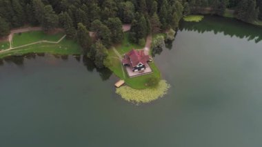 Türkiye 'nin Bolu ilçesindeki Golcuk Doğa Parkının hava manzarası. Golcuk Gölü.