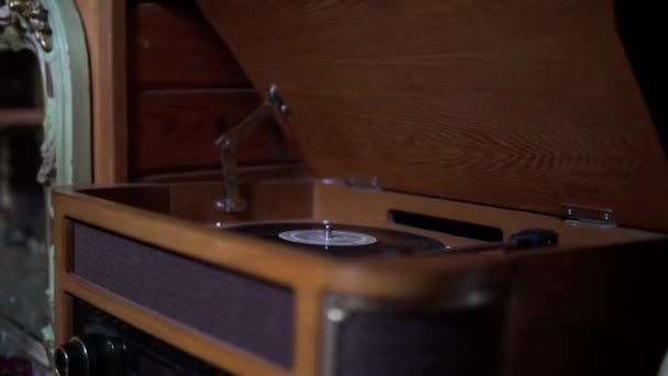 Un homme place un disque vinyle sur le gramophone — Video