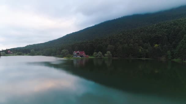 Vista aérea del Parque Natural Golcuk en Bolu, Turquía. Lago Golcuk. — Vídeo de stock