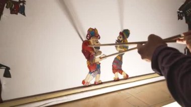 Hacivat ve Karagoz, geleneksel Türk gölge oyununun baş karakterleri..