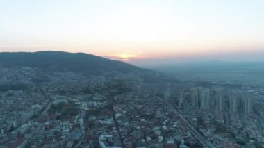 Bursa Şehri 'nin Türkiye' deki hava manzarası. Türkiye 'de 4K Görüntüsü