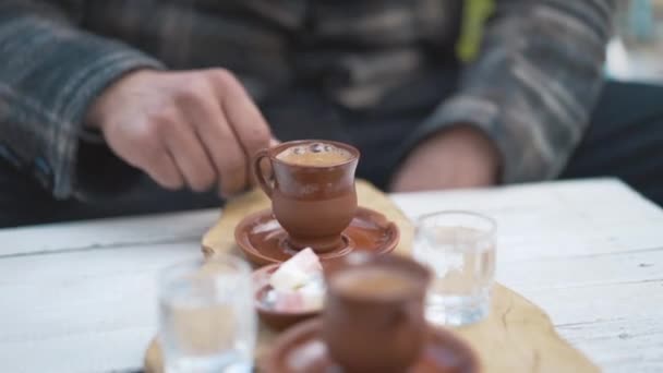 Он пьёт традиционный турецкий кофе. — стоковое видео