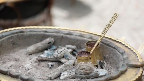 Koppar kaffekanna på varma glöd. Göra traditionellt turkiskt kaffe. — Stockvideo