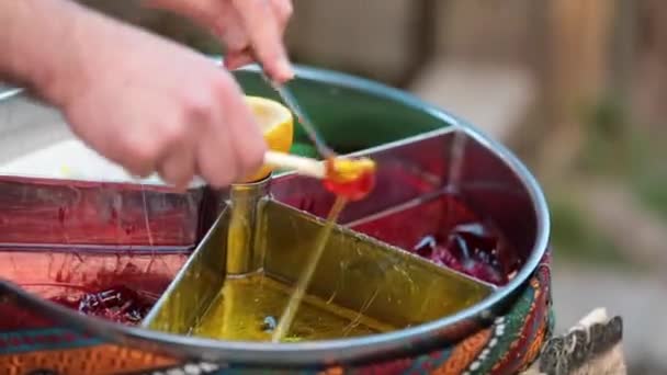 Macun is een zachte, zoete en kleurrijke Turkse toffee. Het is een straatvoedsel dat bereid kan worden met veel kruiden en specerijen. — Stockvideo