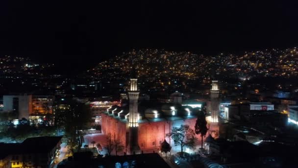 Vista aérea noturna de Bursa City Paisagem e Grande Mesquita. Filmagem 4K na Turquia — Vídeo de Stock