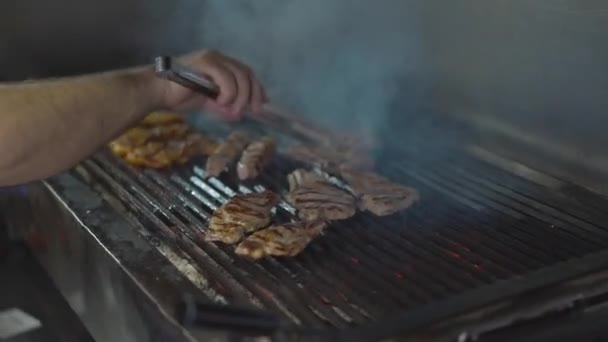튀긴 고기는 연기와 불꽃 속에서 뜨겁게 달구어 진다 — 비디오