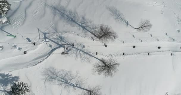 Вид згори на Ski Lift в Kartepe Ski Resort на Kocaeli в Туреччині — стокове відео