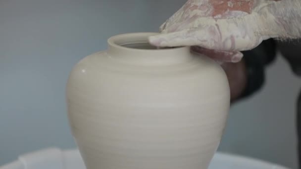 陶工轮，手工在陶工轮上形成陶土罐，有经验的主人在陶工轮上形成陶土罐，手工在陶工轮上形成陶土罐 — 图库视频影像