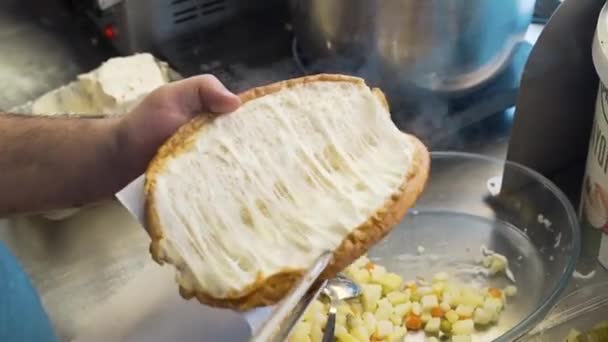 Bir şef Ayvalik tostu hazırlıyor. Türk mutfağı — Stok video