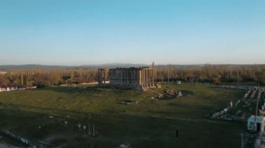 Türkiye 'nin Kutahya kentindeki Aizanoi Antik Kenti' nin havadan görünüşü. Türkiye 'de 4K Görüntüsü.