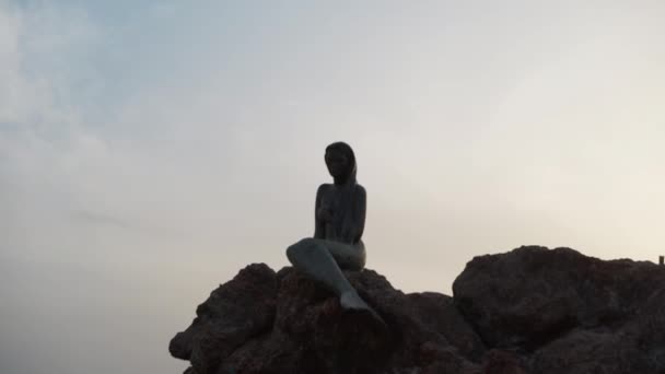 Pohled na sochu mořské panny v Ayvalíku v Turecku — Stock video