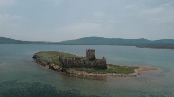 Luchtfoto van Duiveneiland en Verwoest oud Kasteel in Balikesir, Turkije — Stockvideo