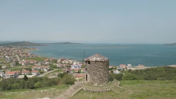 공중에서 본아야 브스 크시 의경치와 터키의 오래 된 풍차 — 비디오