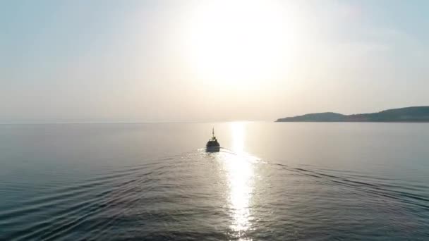 Вид с воздуха на лодку, уходящую в море. — стоковое видео