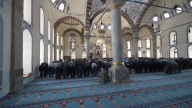 Kutahya, Türkiye - 06.03.2020: Camide Müslümanlar namaz kılıyor
