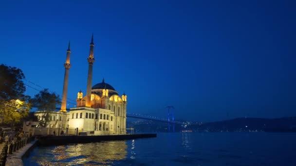 이스탄불 의 오르 타코이 사원의 야간 사진 — 비디오