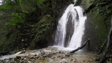 Kayaların arasından düşen şelalenin güzel manzarası.