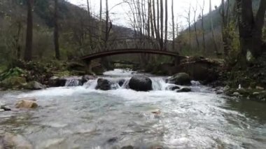 Kayaların arasından akan nehrin güzel manzarası.