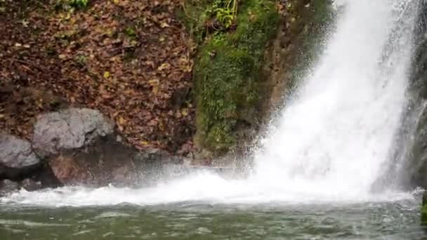 Schöne Aussicht auf Wasserfall, der durch die Felsen fällt. — Stockvideo