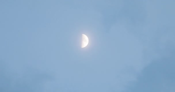 Zicht op Crescent maan blauwe lucht — Stockvideo