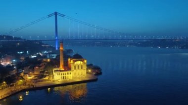 İstanbul 'daki Ortakoy Camii' nin hava gece görüşü