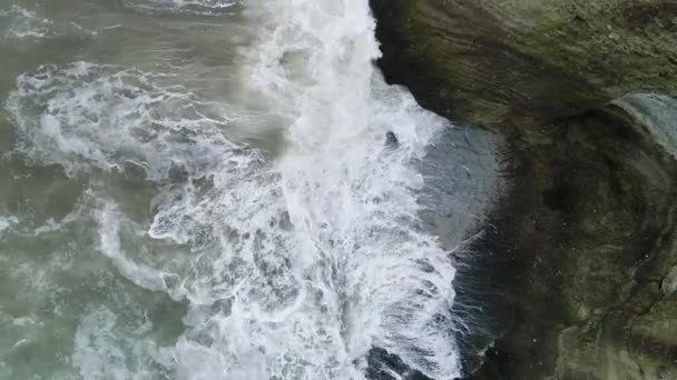 Vista aérea superior das ondas do mar colidindo com rochas — Vídeo de Stock