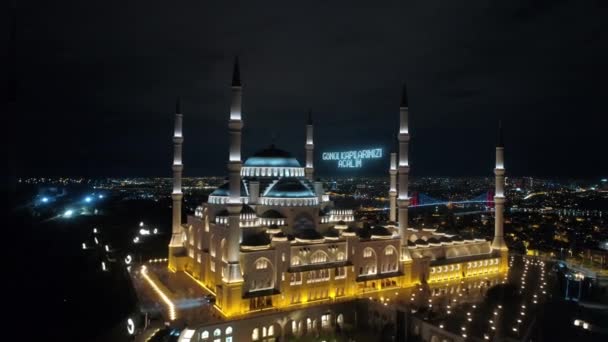 Vista aérea nocturna de la mezquita de Camlica en Estambul. Filmación 4K en Turquía — Vídeos de Stock