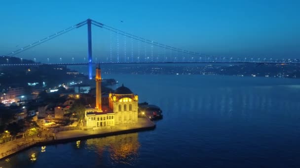 Pemandangan malam udara Masjid Ortakoy di Istanbul — Stok Video