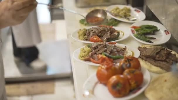 Zamknij Iskender kebab w Bursa — Wideo stockowe