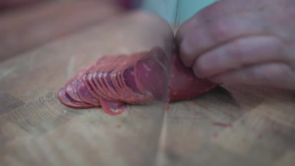 Uno chef che affetta pancetta turca. — Video Stock