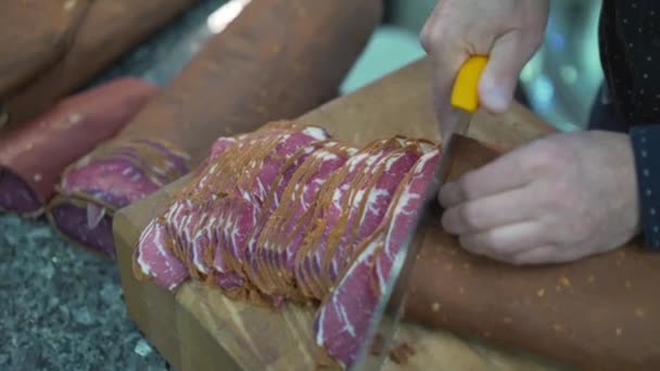 A chefs slicing Turkish bacon. — Stock Video