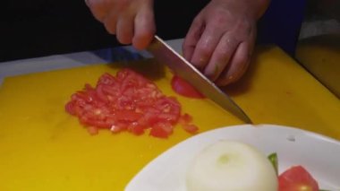 Bir şef domates kesiyor. Türk mutfağı