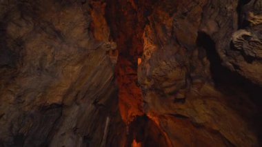 Bulak Mencilis 'in Karabuk' taki mağarası. Türkiye 'de 4K Görüntüsü