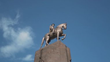 Kayseri, Türkiye 'de Atatürk heykeli ve mavi gökyüzü arka planı