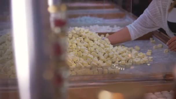 Türkische Freude. Traditionelle osmanische Süßigkeit — Stockvideo