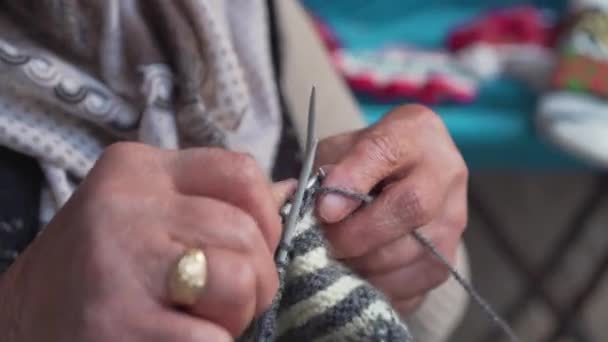 Gros plan des mains de vieille femme tricot — Video