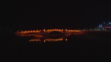 Türkiye 'deki Ordu Köprüsü' nün hava gece görüntüsü