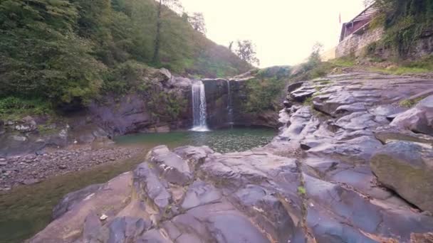 Cachoeira Karaoluk Ciseli em Ordu, Turquia — Vídeo de Stock